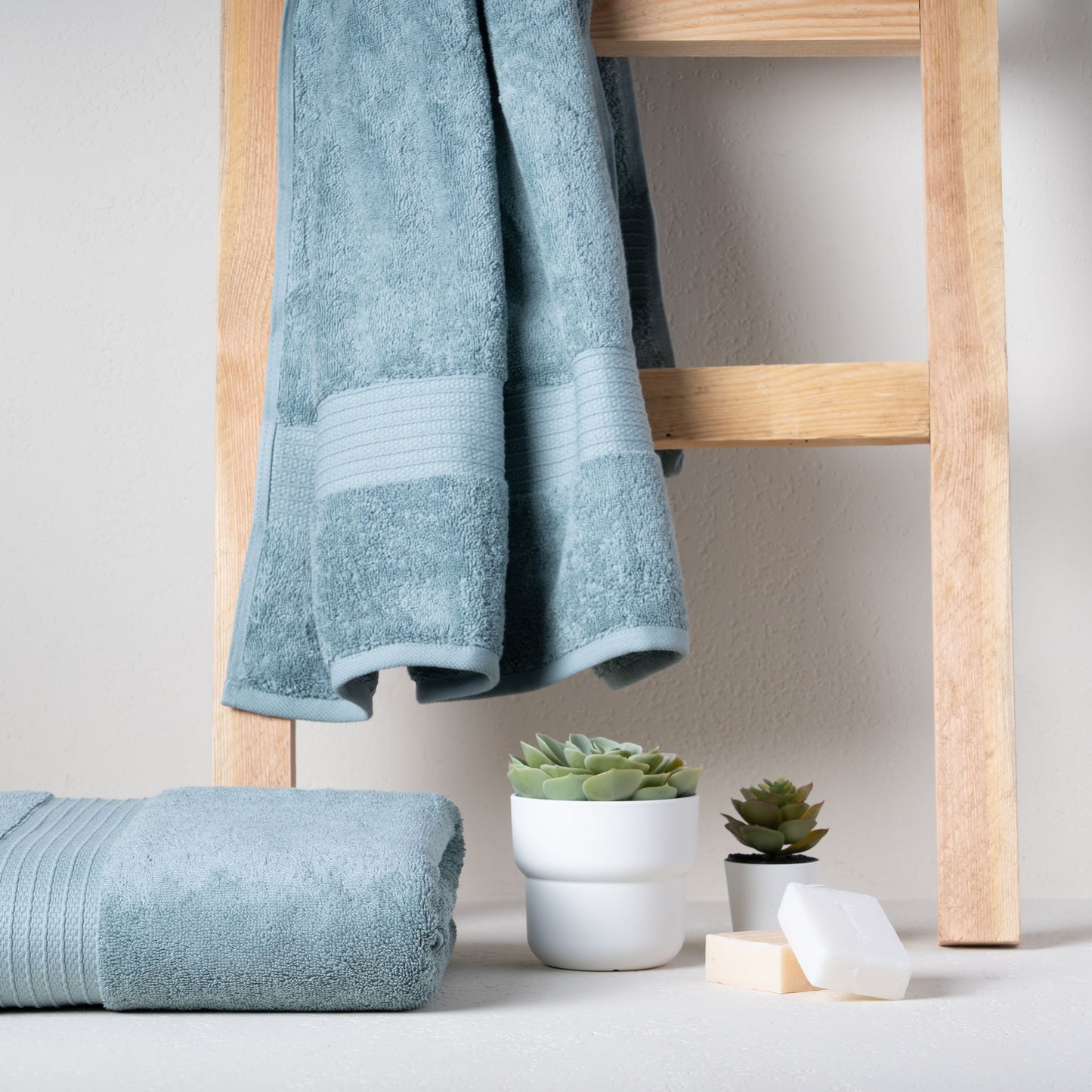 Feather & Spun 100% Organic Bath Towel | Lavender Fragrance | Oeko-TEX® Standard 100 | Double Needle Stitch | Anti Microbial | 100% Cotton - 650 GSM | 76 cms x 137 cms - Mint Breeze | Pack of 1