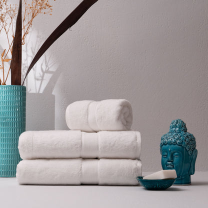 Feather & Spun Bath Towel | Resort & Spa | Lavender Fragrance | Oeko-TEX® Standard 100 | Double Needle Stitch | Anti Microbial | 100% Cotton - 800 GSM | 76 cms x 137 cms | Pack of 1