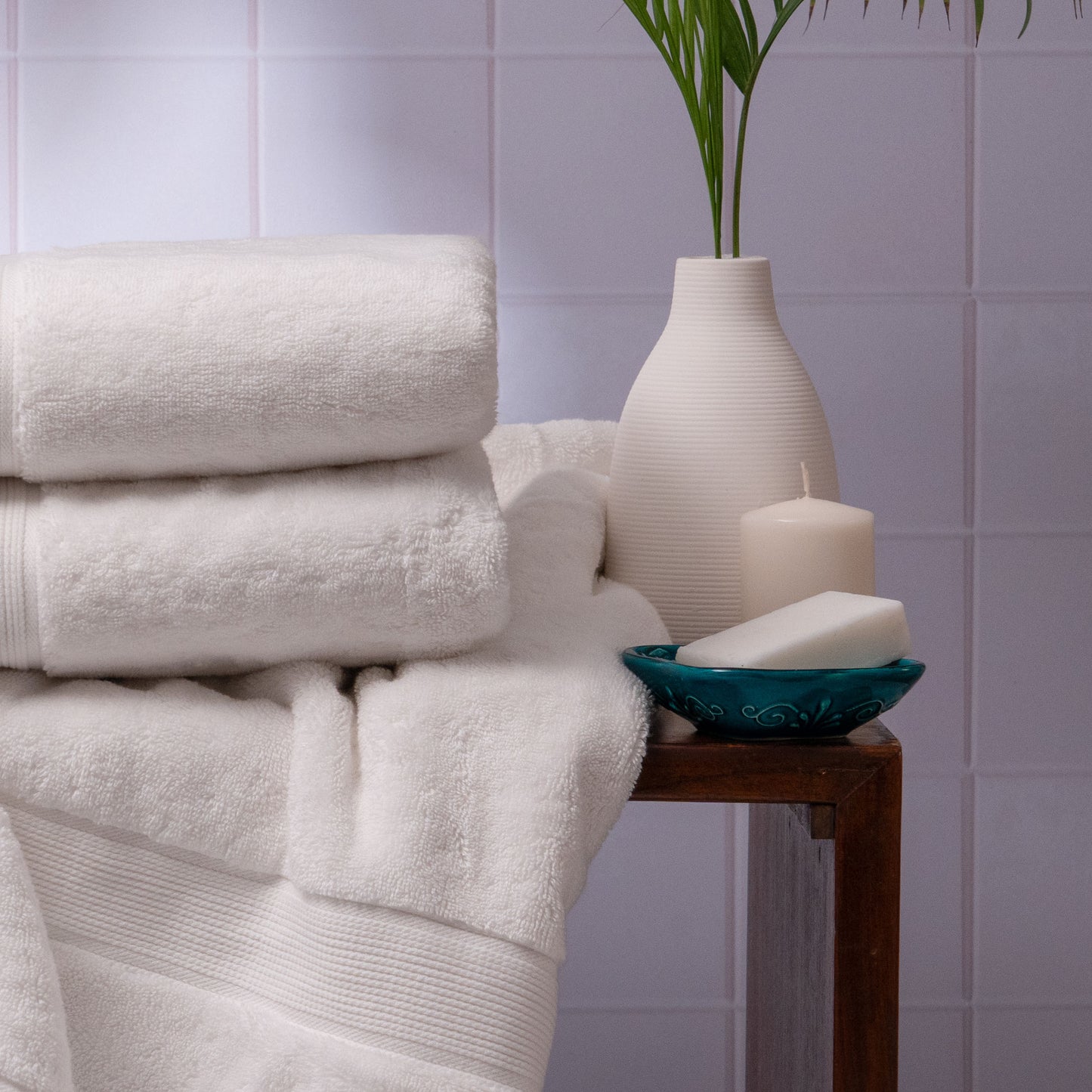 Feather & Spun Bath Towel | Resort & Spa | Lavender Fragrance | Oeko-TEX® Standard 100 | Double Needle Stitch | Anti Microbial | 100% Cotton - 800 GSM | 76 cms x 137 cms | Pack of 1