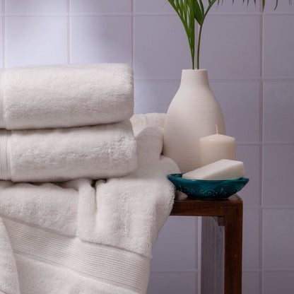 Feather & Spun Bath Towel | Resort & Spa | Lavender Fragrance | Oeko-TEX® Standard 100 | Double Needle Stitch | Anti Microbial | 100% Cotton - 800 GSM | 76 cms x 137 cms | Pack of 1
