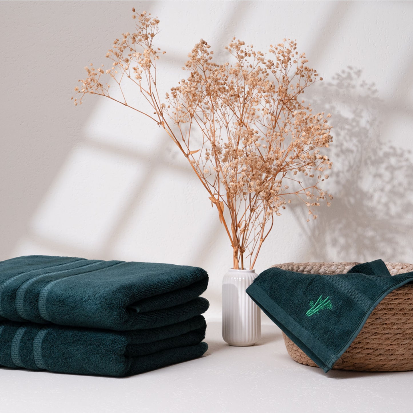 Feather & Spun Bamboo Cotton Bath Towel | Lavender Fragrance | Oeko-TEX® Standard 100 | Double Needle Stitch | Anti Microbial | 600 GSM | 76 cms x 137 cms - Jade Forest | Pack of 1
